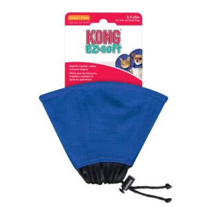 Perro y gato usando cómodamente el collar de recuperación suave KONG EZ Soft.