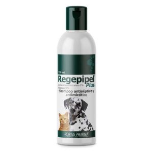 Botella de Regepipel Plus de Drag Pharma, shampoo medicado con Clorhexidina y Miconazol para perros y gatos.