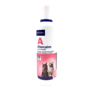 Botella de shampoo hipoalergénico Allercalm de Virbac de 250 ml, con avena coloidal para calmar la piel sensible de perros y gatos.
